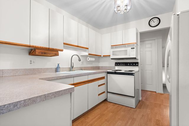 36482 Lochdale, Farmington Hills, MI 48335