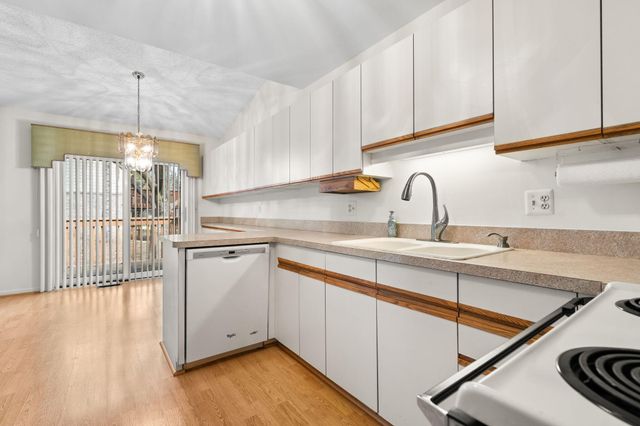 36482 Lochdale, Farmington Hills, MI 48335