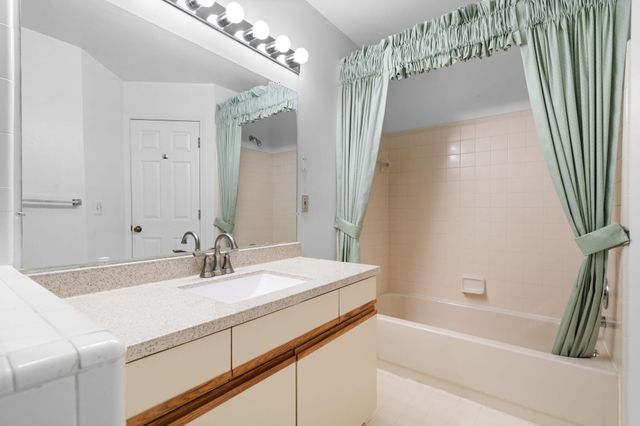 36482 Lochdale, Farmington Hills, MI 48335