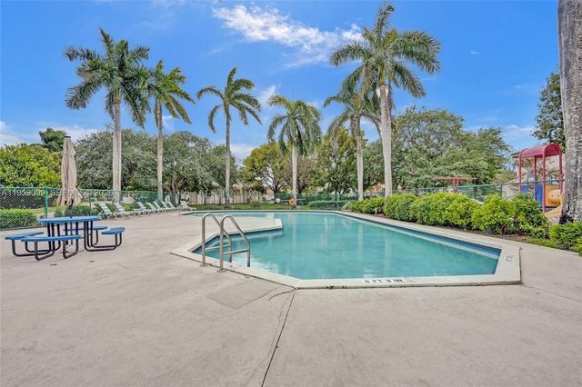 218 NW 75th Ter, Plantation, FL 33317