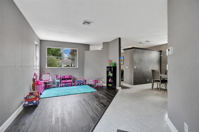 218 NW 75th Ter, Plantation, FL 33317