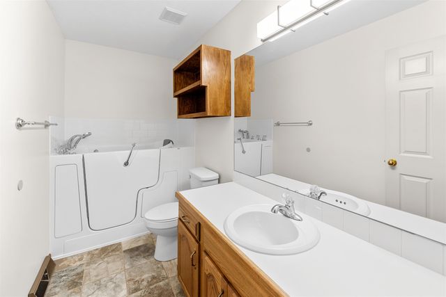 845 Fairdale Rd Apt B, Salina, KS 67401