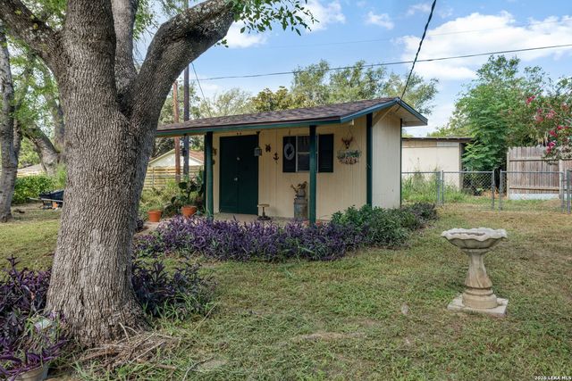 218 LANTANA LN, Pleasanton, TX 78064