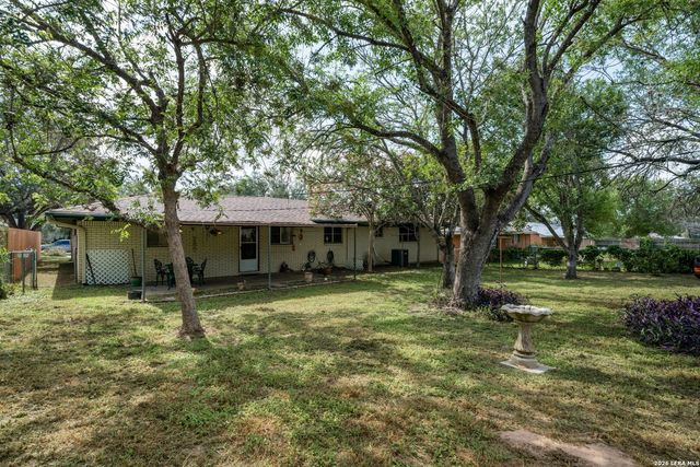 218 LANTANA LN, Pleasanton, TX 78064
