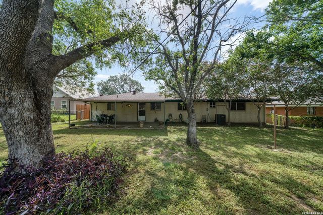 218 LANTANA LN, Pleasanton, TX 78064