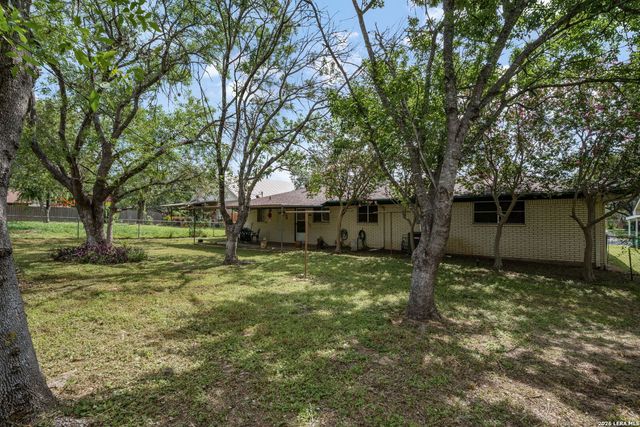 218 LANTANA LN, Pleasanton, TX 78064