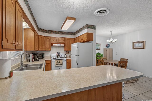 218 LANTANA LN, Pleasanton, TX 78064