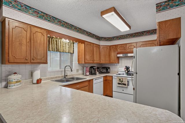 218 LANTANA LN, Pleasanton, TX 78064