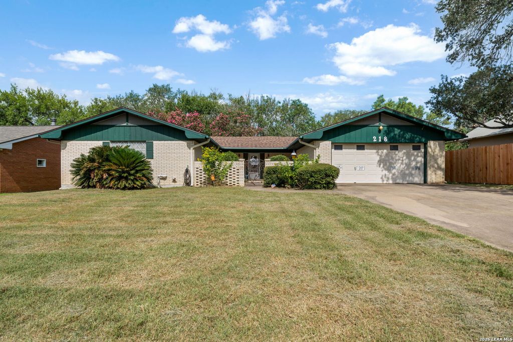 218 LANTANA LN, Pleasanton, TX 78064