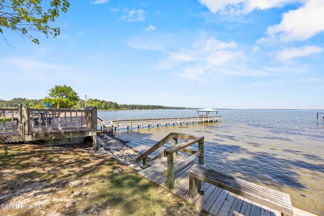 905 Charleston Place, Sneads Ferry, NC 28460