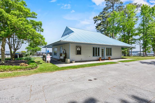 905 Charleston Place, Sneads Ferry, NC 28460