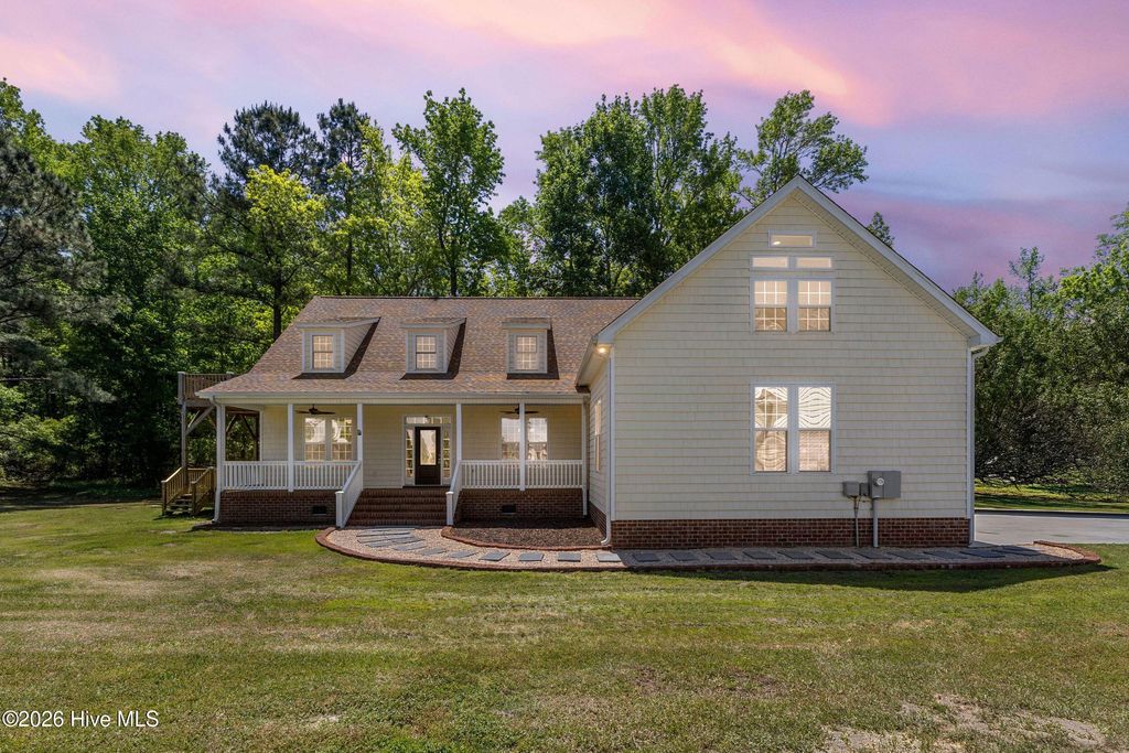 905 Charleston Place, Sneads Ferry, NC 28460