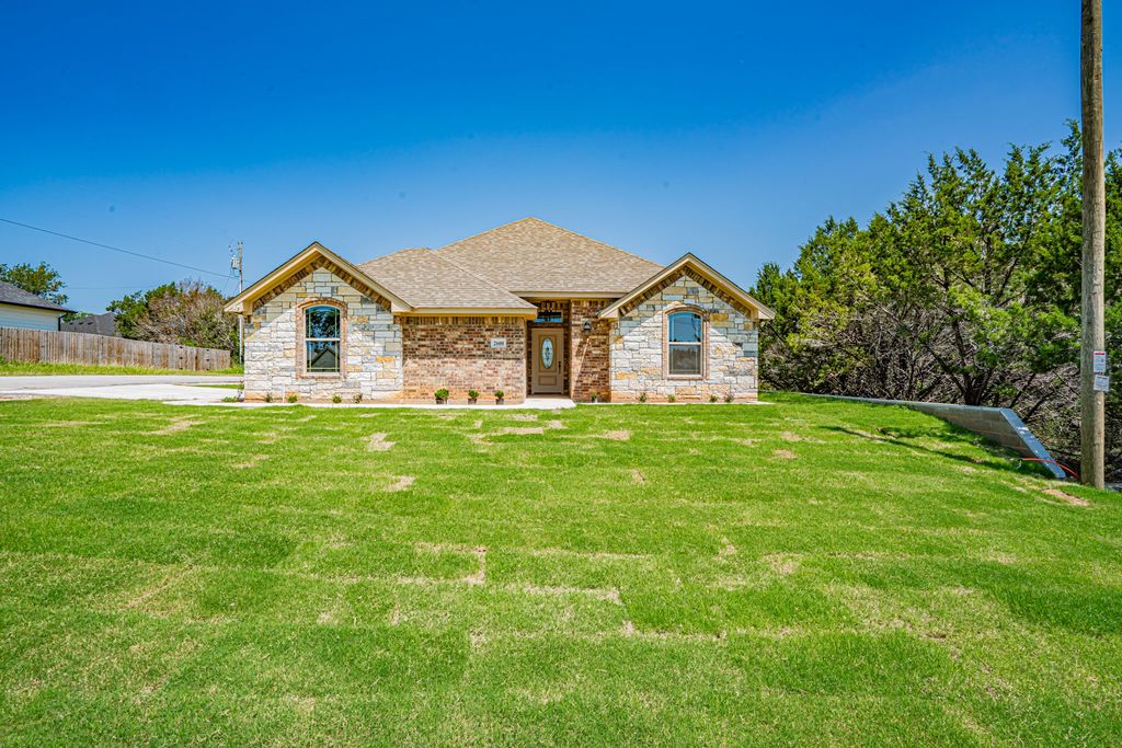 2600 Creek Drive, Granbury, TX 76048