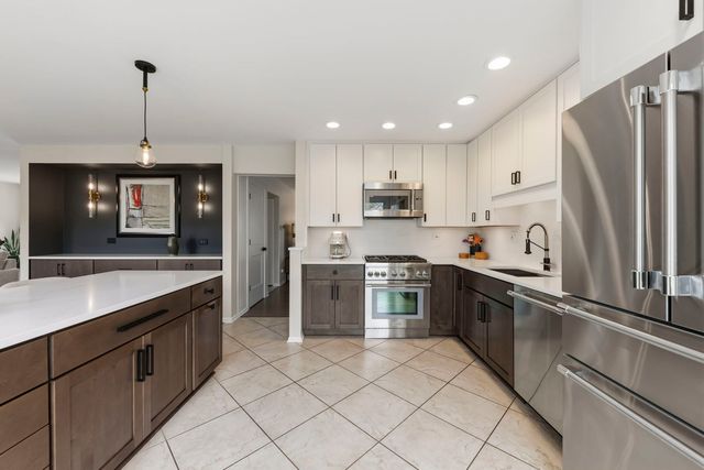 1921 Wexford Circle, Wheaton, IL 60189
