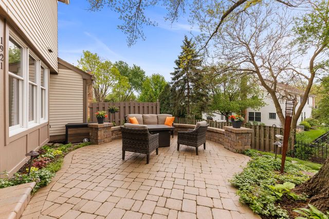1921 Wexford Circle, Wheaton, IL 60189