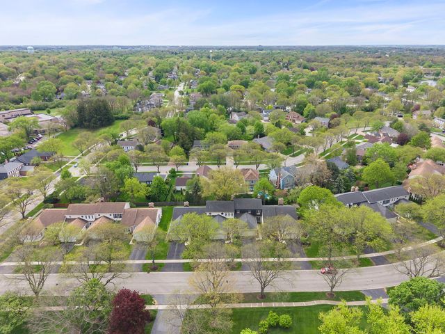 1921 Wexford Circle, Wheaton, IL 60189