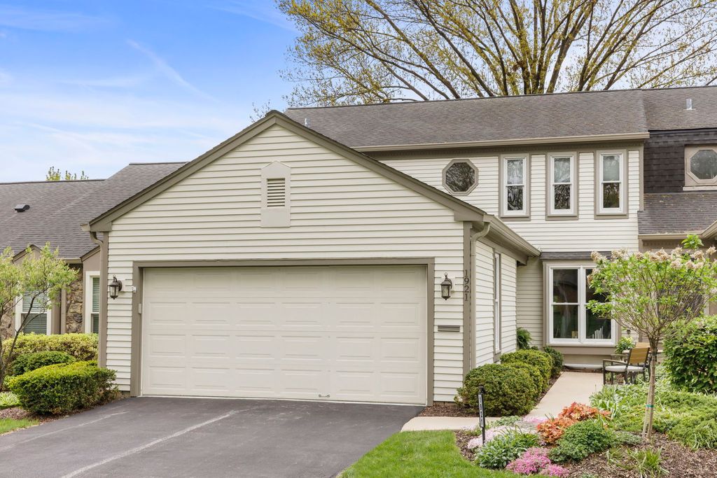 1921 Wexford Circle, Wheaton, IL 60189