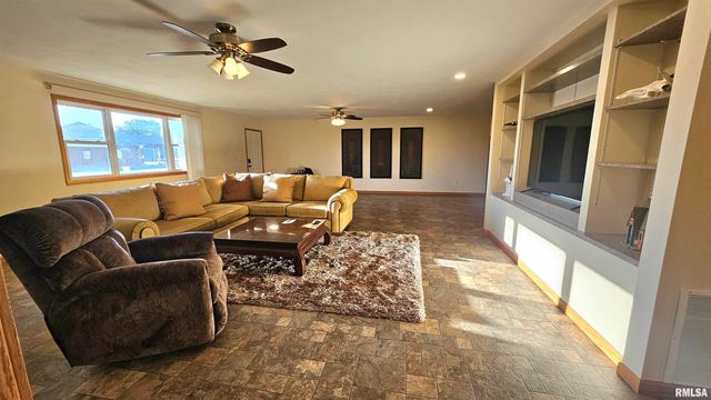 1205 S MAIN Street, Lewistown, IL 61542