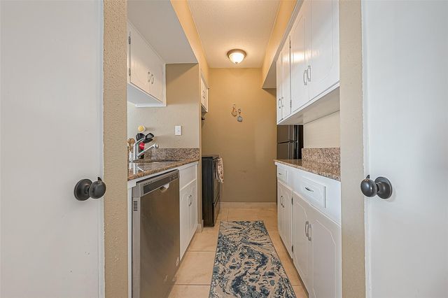 2101 Fountain View Drive 19, Houston, TX 77057