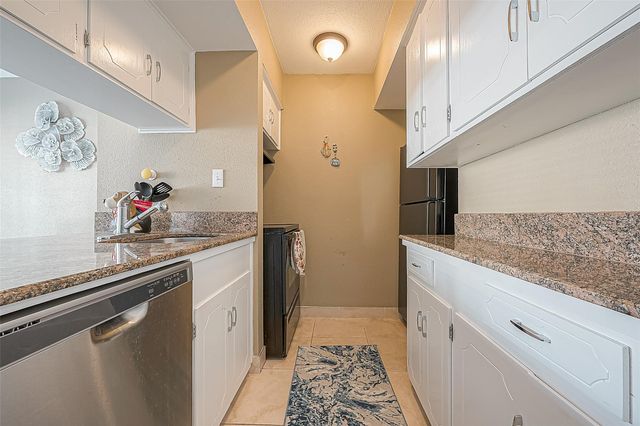 2101 Fountain View Drive 19, Houston, TX 77057