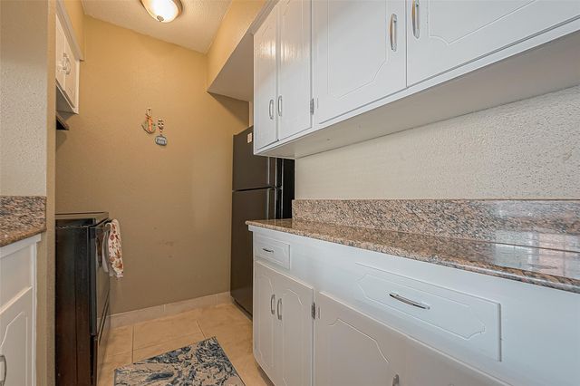 2101 Fountain View Drive 19, Houston, TX 77057