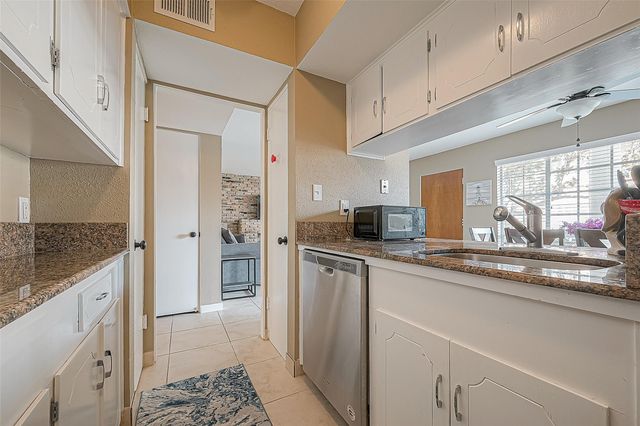 2101 Fountain View Drive 19, Houston, TX 77057