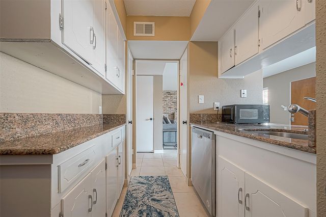 2101 Fountain View Drive 19, Houston, TX 77057