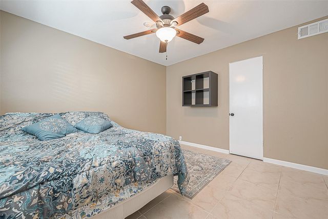 2101 Fountain View Drive 19, Houston, TX 77057