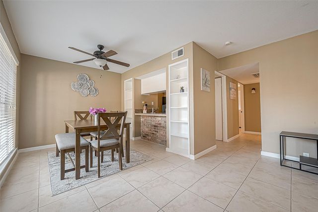 2101 Fountain View Drive 19, Houston, TX 77057