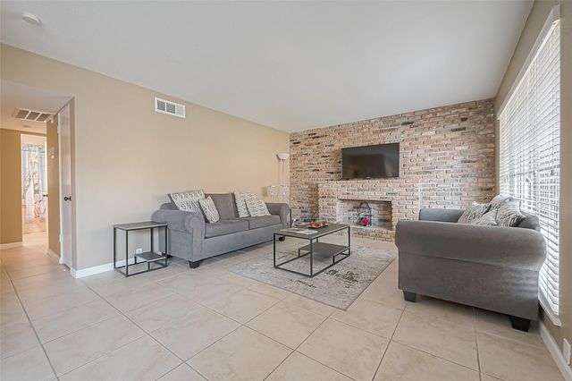2101 Fountain View Drive 19, Houston, TX 77057