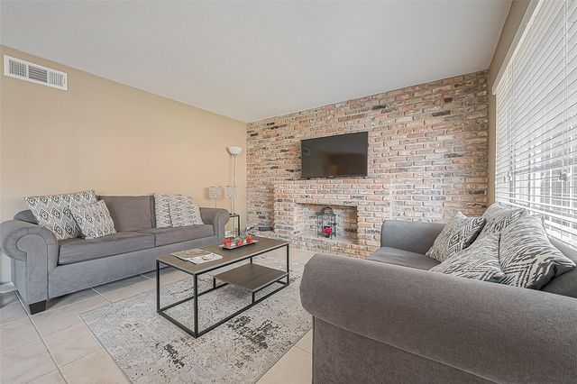 2101 Fountain View Drive 19, Houston, TX 77057