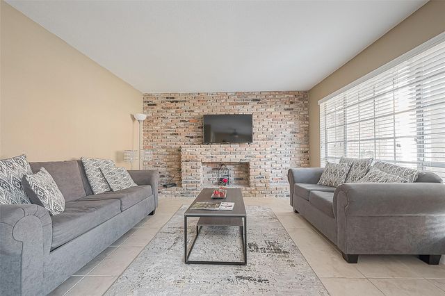 2101 Fountain View Drive 19, Houston, TX 77057