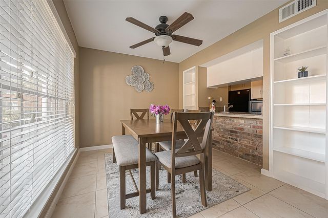 2101 Fountain View Drive 19, Houston, TX 77057