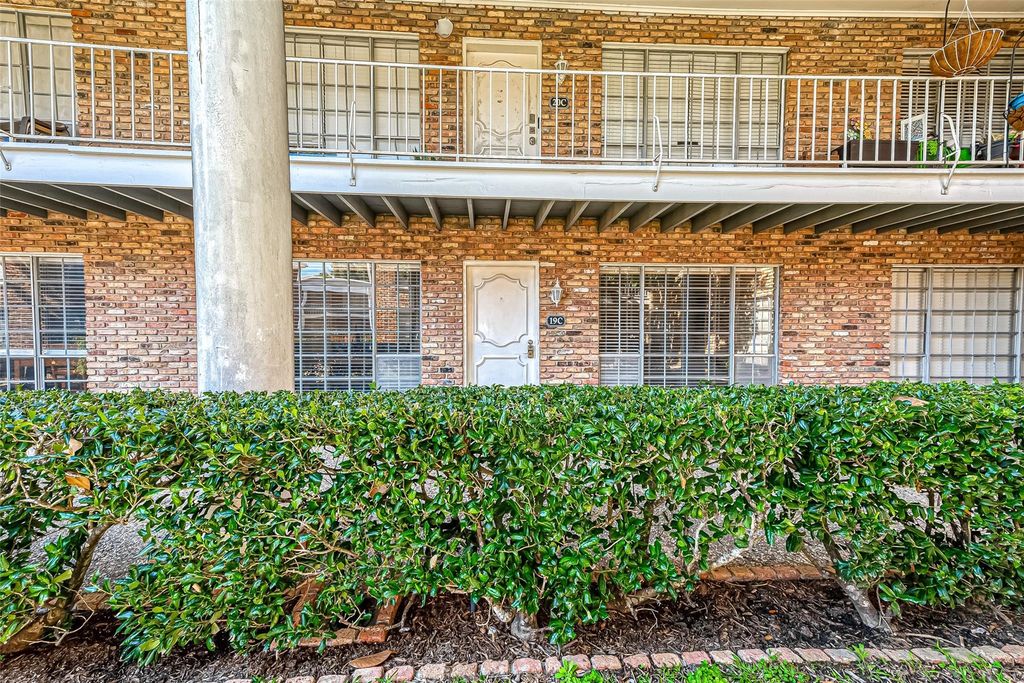 2101 Fountain View Drive 19, Houston, TX 77057