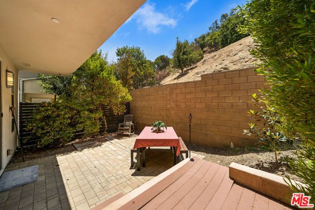 6746 W Gill Way, Los Angeles, CA 90068