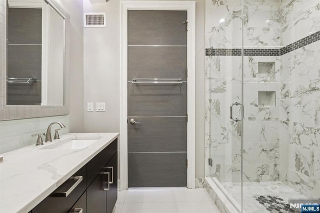 26 Hudson Terrace, Edgewater, NJ 07020