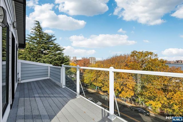 26 Hudson Terrace, Edgewater, NJ 07020