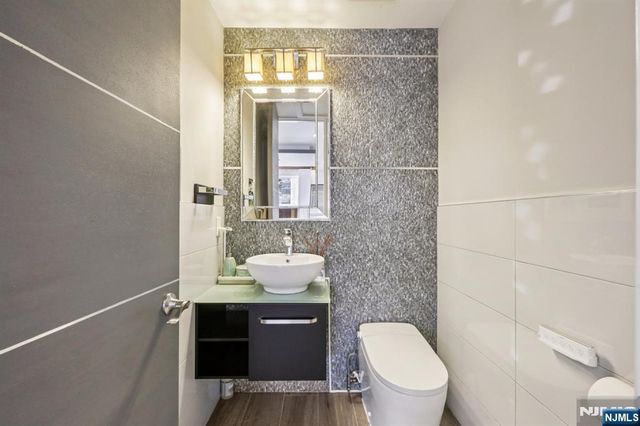 26 Hudson Terrace, Edgewater, NJ 07020