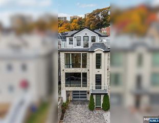 26 Hudson Terrace, Edgewater, NJ 07020