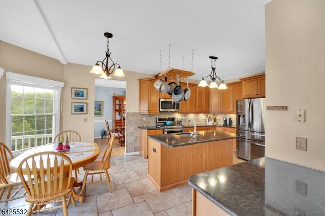 6 Ridge Rd, Frenchtown Boro, NJ 08825