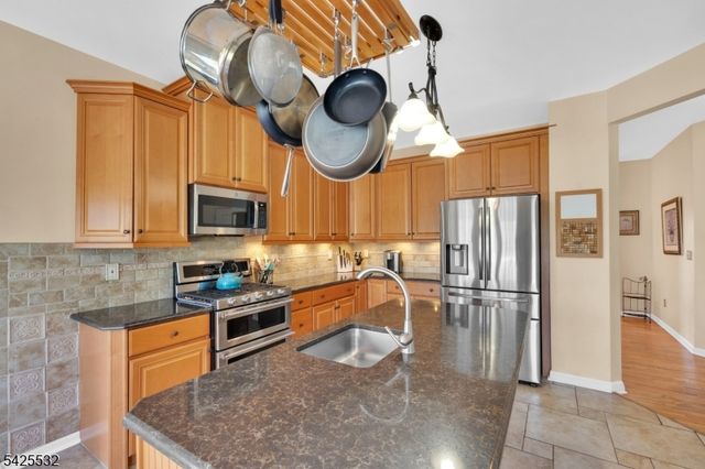 6 Ridge Rd, Frenchtown Boro, NJ 08825
