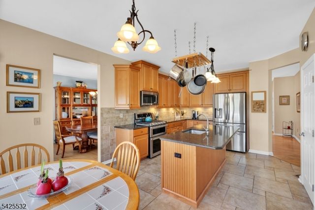 6 Ridge Rd, Frenchtown Boro, NJ 08825