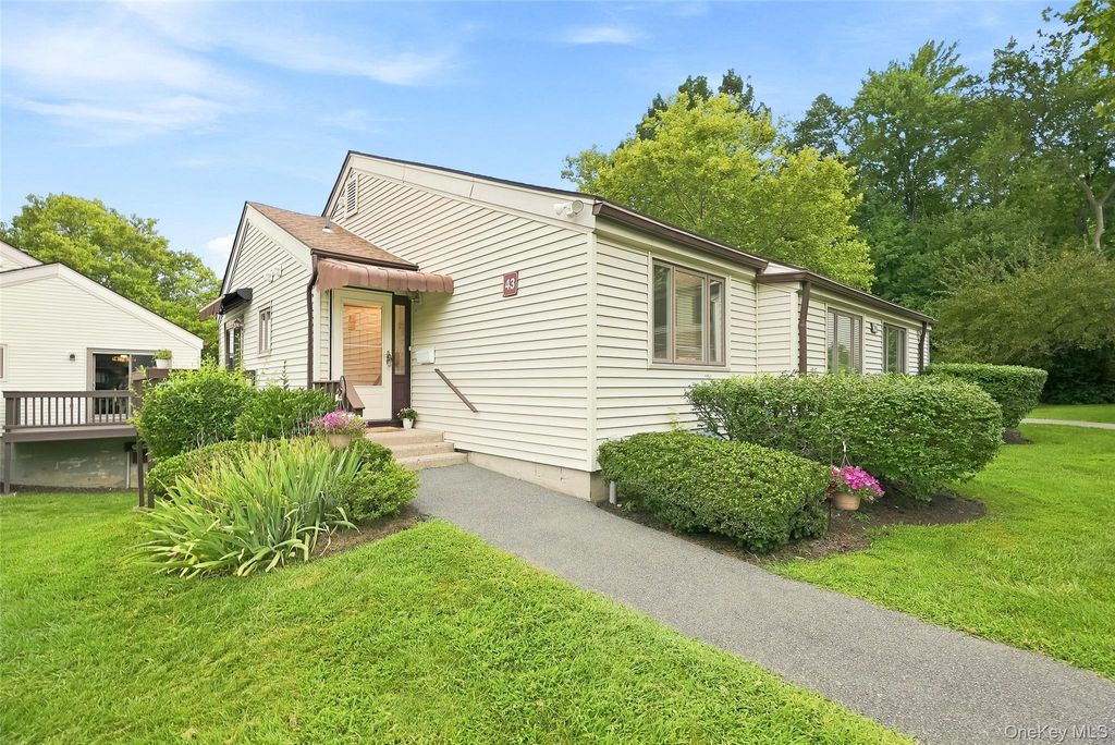 43 Jefferson Oval A, Yorktown Heights, NY 10598 — photo 2