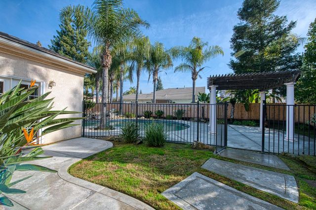 2480 Alamos Avenue, Clovis, CA 93611