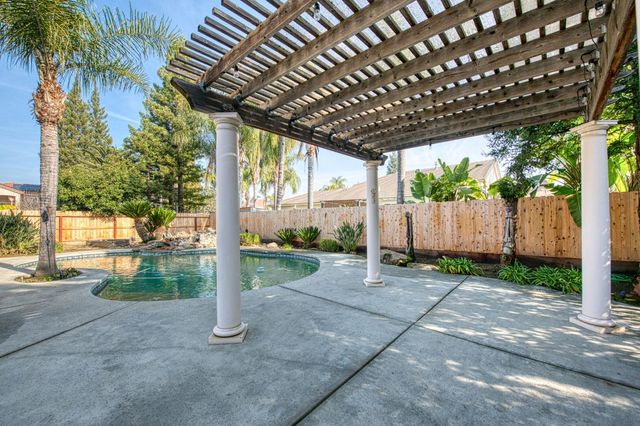 2480 Alamos Avenue, Clovis, CA 93611