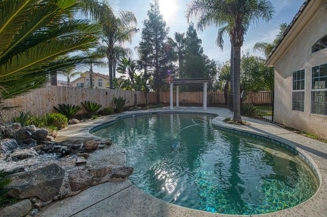 2480 Alamos Avenue, Clovis, CA 93611