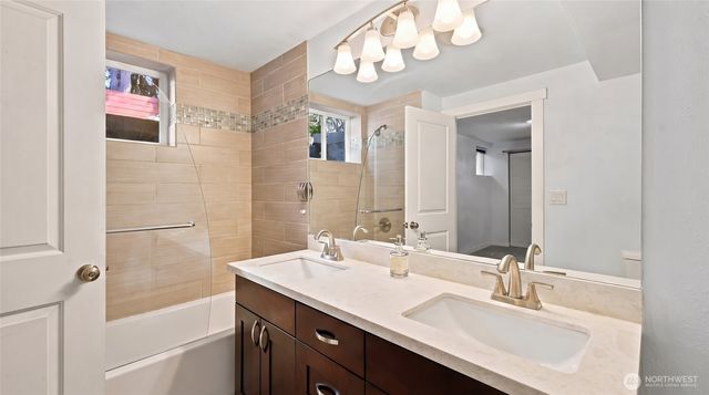 470 Grandey Way NE, Renton, WA 98056
