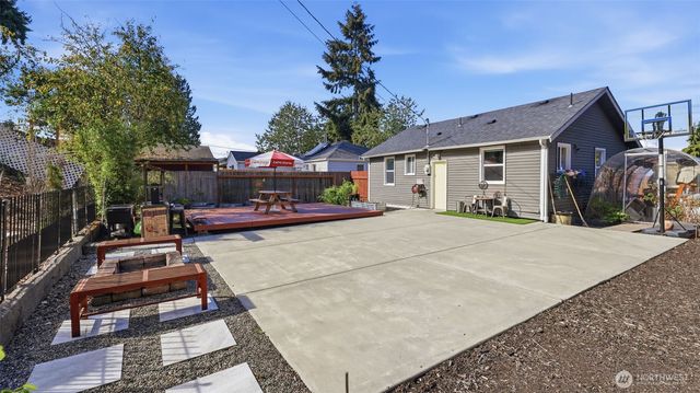 470 Grandey Way NE, Renton, WA 98056