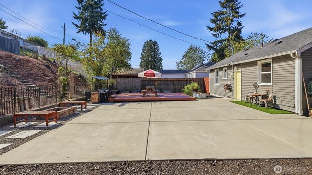 470 Grandey Way NE, Renton, WA 98056