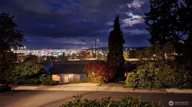 470 Grandey Way NE, Renton, WA 98056